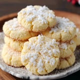 Schneeflocken Plätzchen auf einem Teller.